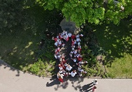 Dzieci pod pomnikiem Konstytucji 3-go Maja wraz z nauczycielami i panią dyrektor składają kwiaty.