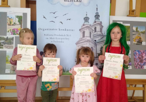 Zdobywcy nagród z naszego przedszkola: Nela z 4-latków, Ignaś z maluszków, zdobywczyni I miejsca Klara z 3-latków oraz Antosia z grupy najstarszej.