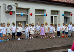 Maluszki podczas występu dla rodziców.