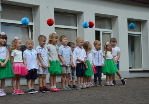 Dzieci z grupy Motylki występują dla rodziców.