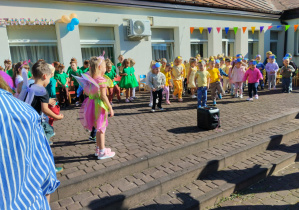 Dzieci tańczą na tarasie przedszkola.