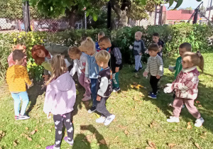 Dzieci podczas Akcji Sprzątania Świata w ogrodzie przedszkolnym.