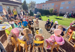 Wspólna degustacja upieczonych przez panie kucharki ziemniaczków na tarasie przedszkolnym.