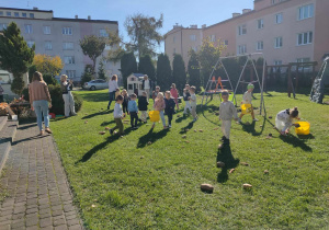 Konkurencja dla maluszków. Na placu przedszkolnym leżą porozsypywane warzywa: marchwie, buraczki, pietruszki i ziemniaki. zadaniem dzieci jest wyzbierac wszystkie ziemniaki do koszyczków.