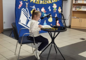 Hania podczas czytania swojego, przygotowanego fragmentu konkursowego.