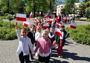 Starszaki maszerują w stronę Placu 3-go Maja pod obelisk.