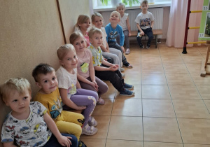 Uczestnicy wystawy w oczekiwaniu na wręczenie dyplomów i upominków.