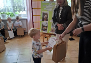 Antoś odbiera swój dyplom i nagrodę.