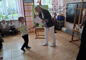 Igor odbiera swój dyplom i nagrodę.