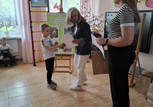 Sebastian odbiera swój dyplom i nagrodę.