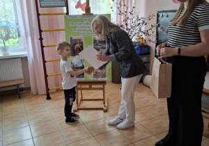 Pani dyrektor dziękuje uczestnikom wystawy za piękne fotografie.
