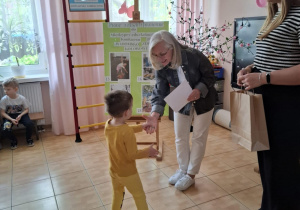 Witek odbiera swój dyplom i nagrodę.