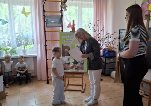 Tola odbiera swój dyplom i nagrodę.