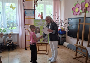 Julka odbiera swój dyplom i nagrodę.