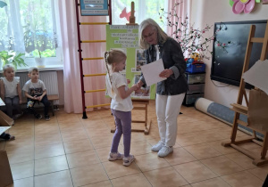 Hania odbiera swój dyplom i nagrodę.
