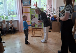 Piotr odbiera swój dyplom i nagrodę.