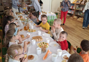Wspólny, słodki poczęstunek przy stole.