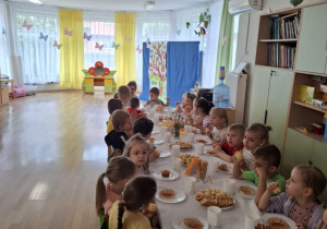 Wspólny, słodki poczęstunek przy stole.