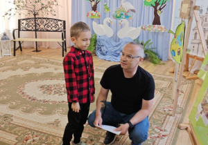 Juror konkursu p. Krzysztof wręcza dyplom naszemu Sebastianowi.