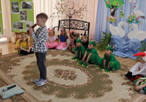 Filip otwiera część artystyczną, recytując wierszyk o radomsku.