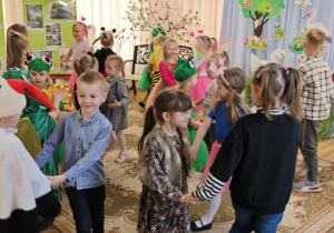 Wspólny taniec wszystkich uczestników konkursu i artystów występujących w przedstawieniu.