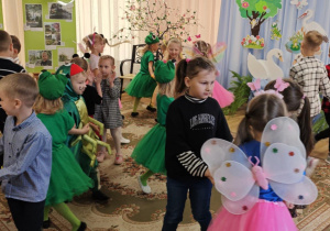 Wspólny taniec wszystkich uczestników konkursu i artystów występujących w przedstawieniu.