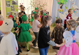 Wspólny taniec wszystkich uczestników konkursu i artystów występujących w przedstawieniu.