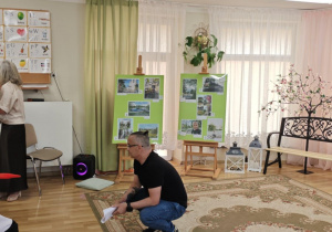 Pan Krzysztof Pawelec, juror konkursu wyjaśnia zasady przyznania miejsc i wyróżnień.