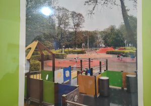 Kolorowy plac zabaw w Parku Świętojańskim w Radomsku.