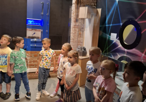 Dzieci zwiedzają Experymentarium.