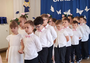 Polonez w wykonaniu naszych starszaków.