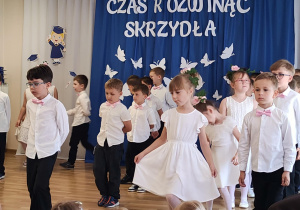 Polonez w wykonaniu naszych starszaków.