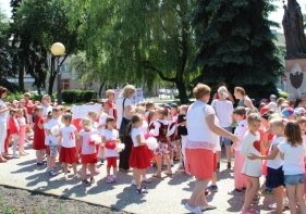 Wszyscy w biało-czerwonych strojach