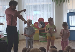 Przedszkolaki miały możliwość uczestniczenia we wspólnej zabawie.