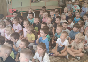 Dzieci w skupieniu słuchają audycji muzycznej.