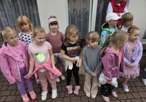 Dziewczynki z grupy Motylków w oczekiwaniu na instrukcję poszukiwania skarbu.