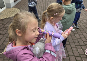 Worek ze sbarbem odnaleziony, a w środku mozaikowe lornetki.
