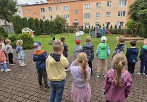 Pani Kasia tłumaczy zasady poszukiwania skarbu.
