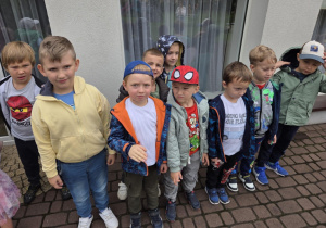 Chlopcy z grupy Motylków w oczekiwaniu na instrukcję poszukiwania skarbu.