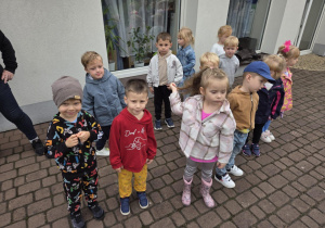 Grupa Jagódek w oczekiwaniu na instrukcję poszukiwania skarbu.