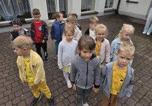 Grupa Promyczków w oczekiwaniu na instrukcję poszukiwania skarbu.