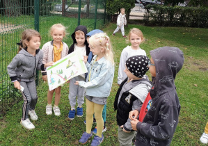 Dzieci trzymają mapę do ukrytego skarbu.