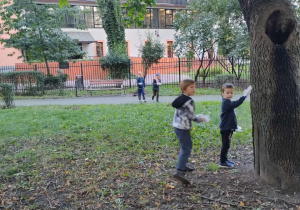 Sprzątamy park przy bibliotece publicznej.