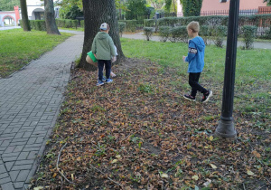 Sprzątamy park przy bibliotece publicznej.