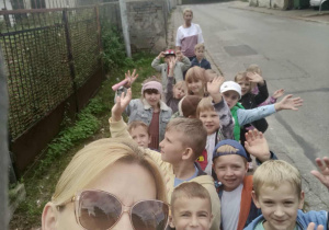 Maszerujemy z naszą wychowawczynią sprzątać świat.