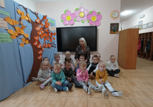 Maluszki przy Drzewie Przyjaźni.