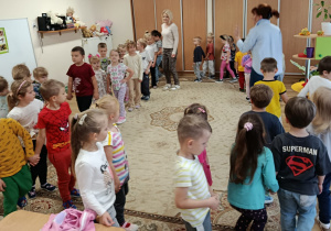 Przedszkolaki w parach poruszają się w wielkim kole.