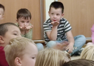Przekazujemy buziaczki.