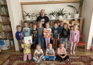 Grupa Motylków z tatą Poli.