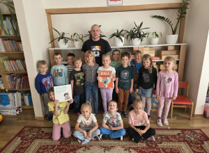 Rodzice czytają dzieciom w przedszkolu.